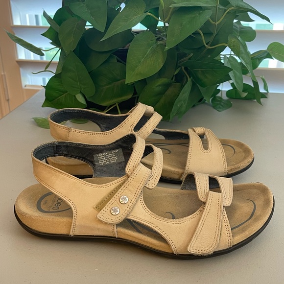 Abeo Crescent Stone Tan Leather Walking Sandal, Size 8 - Picture 3 of 11